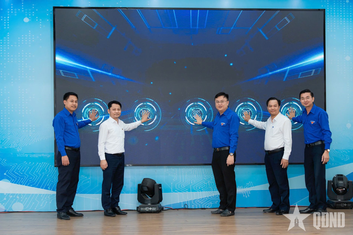  Các đại biểu phát động các mô hình. 