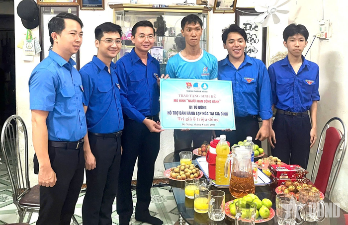  Trao sinh kế tặng thanh niên khuyết tật có hoàn cảnh khó khăn. 