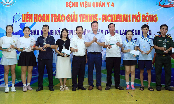 Ban tổ chức trao giải cho các vận động viên.