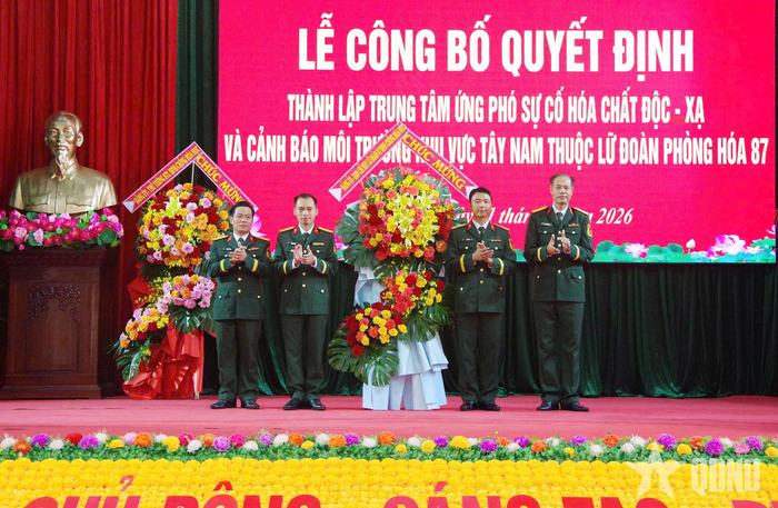  Đảng ủy, chỉ huy Lữ đoàn 87 tặng hoa chúc mừng Trung tâm.