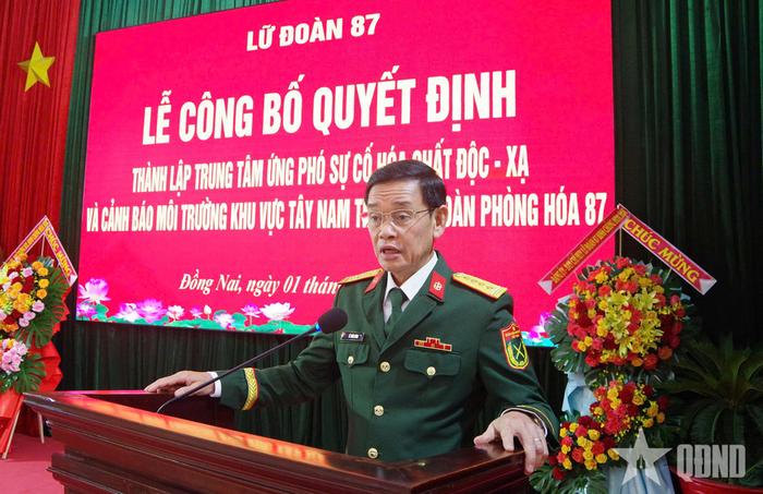 Đại tá Lê Xuân Dũng, Phó tư lệnh, Tham mưu trưởng Binh chủng Hóa học phát biểu chỉ đạo.