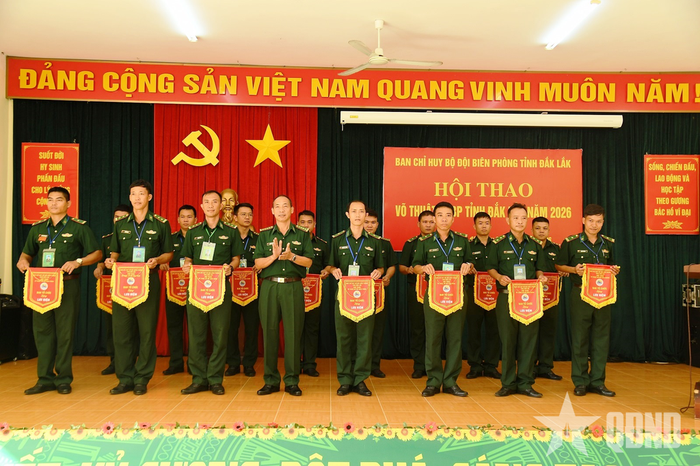 Đại diện các đơn vị nhận cờ lưu niệm. 
