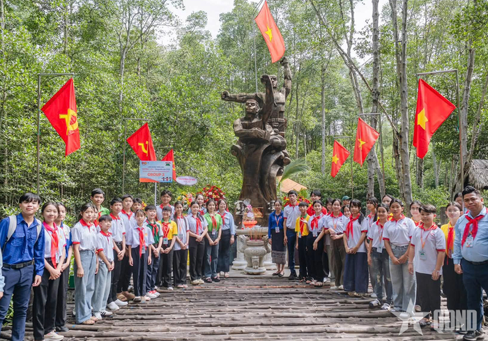 Dâng hương tưởng niệm các anh hùng liệt sĩ tại Di tích lịch sử Chiến khu Rừng Sác.