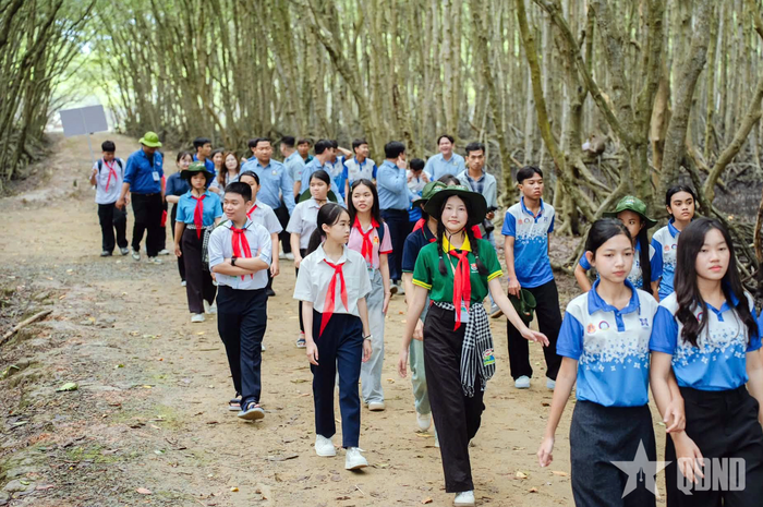 Các đại biểu thiếu nhi tham quan rừng ngập mặn Cần Giờ.