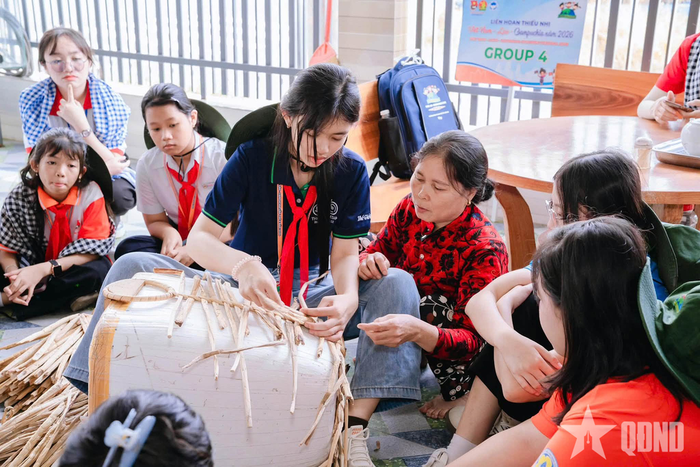  Đại biểu thiếu nhi trải nghiệm đan lát truyền thống. 