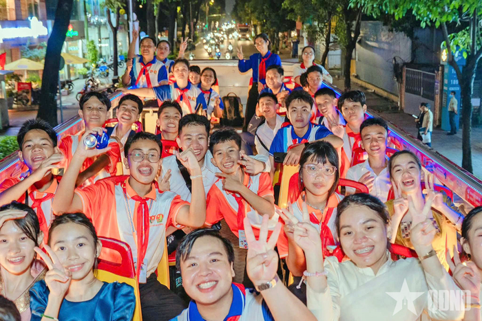  Thiếu nhi 3 nước tham quan TP Hồ Chí Minh về đêm bằng xe buýt hai tầng.