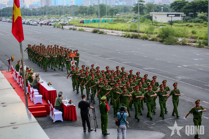  Các đơn vị duyệt đội ngũ.