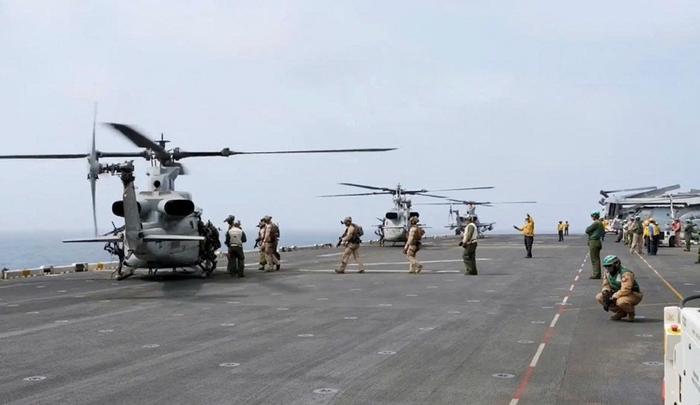  Trực thăng quân sự và binh lính Mỹ trên một tàu sân bay hoạt động tại biển Arab. Ảnh: Reuters 