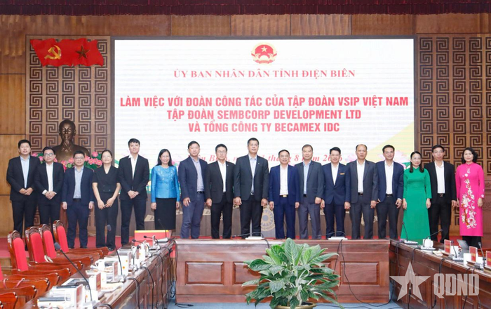  Lãnh đạo tỉnh Điện Biên và đoàn công tác. 