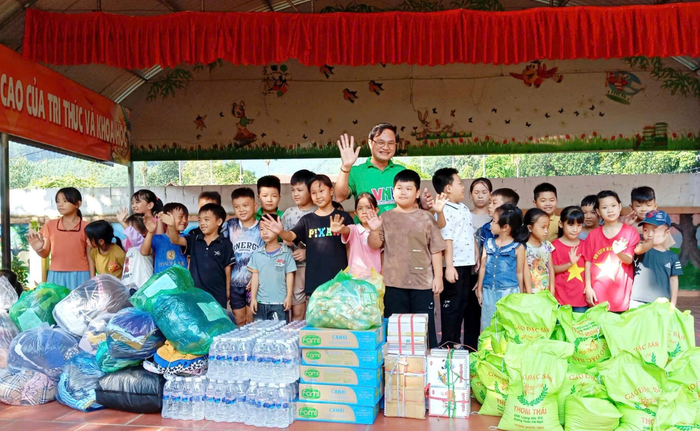Thầy Đỗ Đức Thuần tặng quà các em học sinh Trường Phổ thông dân tộc bán trú Tiểu học số 2 Văn Lăng, Thái Nguyên, tháng 10-2025. Ảnh do nhân vật cung cấp