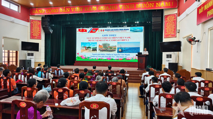  Báo cáo viên Bộ tư lệnh Vùng Cảnh sát biển 2 thông tin khái quát về tình hình biển, đảo Việt Nam hiện nay. 