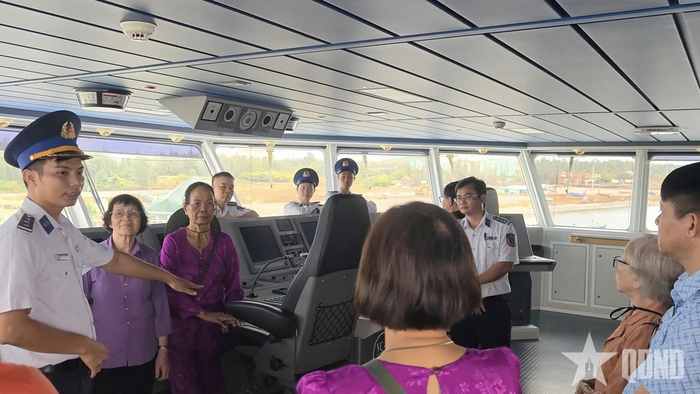  Các đại biểu tham quan Tàu CSB 8002.