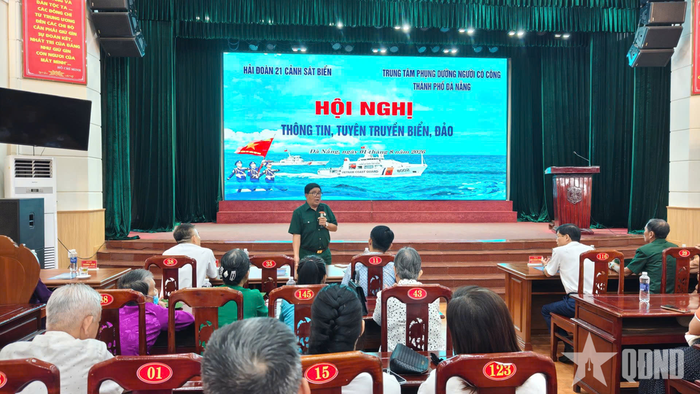  Đại diện người có công giao lưu, kể chuyện truyền thống tại chương trình.