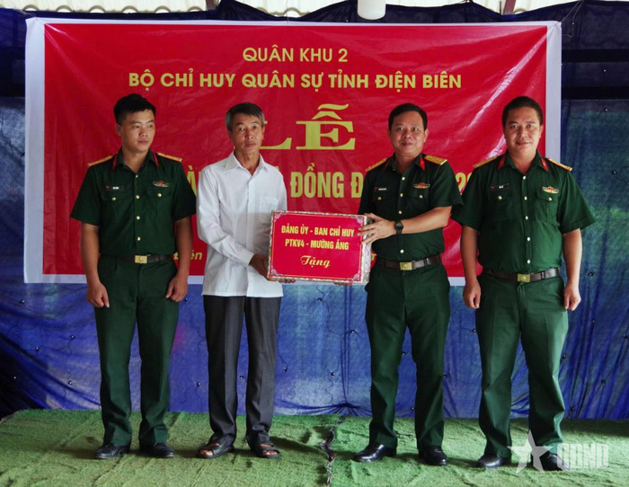 Gia đình Trung úy QNCN Vừ A Hùng đón nhận quà của lãnh đạo xã Pú Nhung và Ban Chỉ huy Phòng thủ khu vực 4 - Mường Ảng.