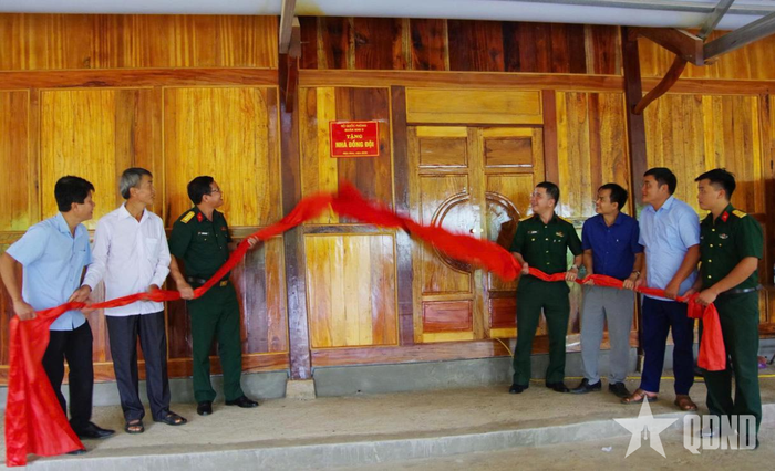  Đại diện cơ quan Bộ CHQS tỉnh, Ban chỉ huy Phòng thủ khu vực 4 - Mường Ảng và lãnh đạo xã Pú Nhung cắt băng khánh thành Nhà đồng đội. 