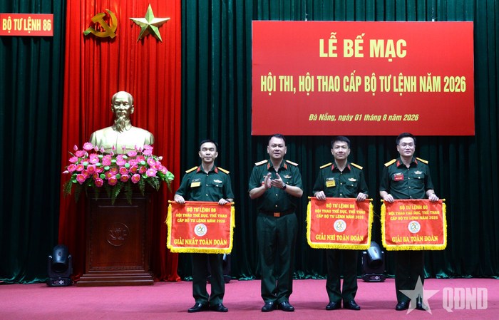  Thiếu tướng Nguyễn Tiền Giang trao thưởng cho các đơn vị đoạt giải nhất, nhì, ba toàn đoàn. 
