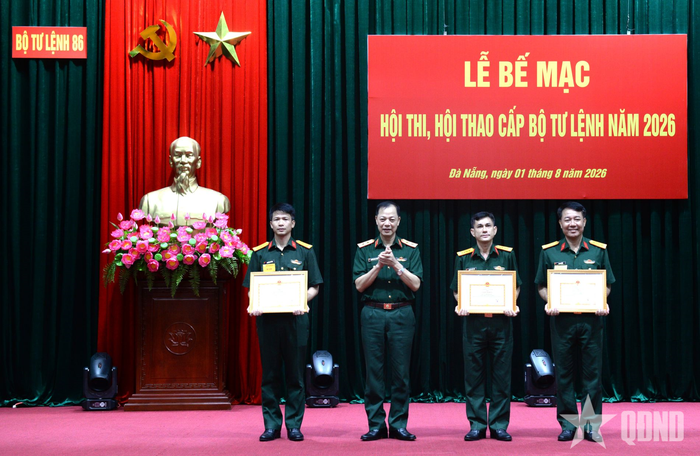  Trung tướng Nguyễn Minh Thắng trao thưởng tặng cán bộ chính trị đoạt giải nhất, nhì, ba hội thi. 