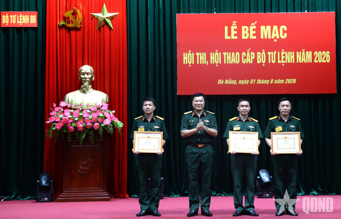  Trung tướng Vũ Hữu Hanh trao thưởng tặng cán bộ quân sự đoạt giải nhất, nhì, ba hội thi. 
