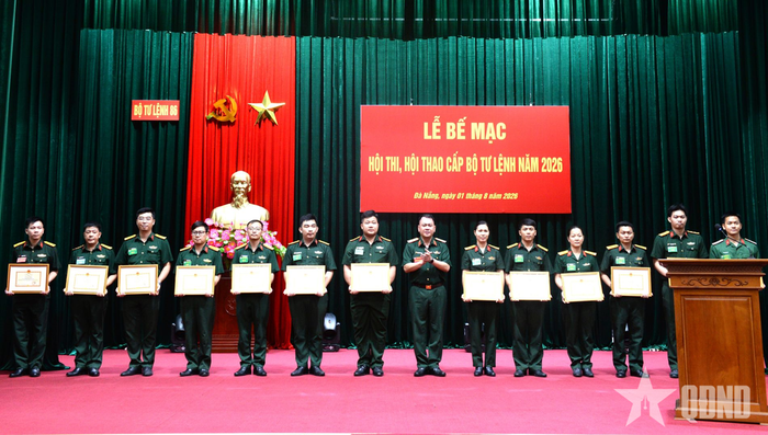  Ban tổ chức trao thưởng tặng các cá nhân hoàn thành tốt nhiệm vụ bảo đảm, phục vụ hội thi, hội thao. 