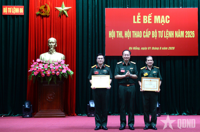  Thiếu tướng Lê Ngọc Thân trao thưởng tặng các đơn vị hoàn thành tốt nhiệm vụ bảo đảm, phục vụ hội thi, hội thao. 