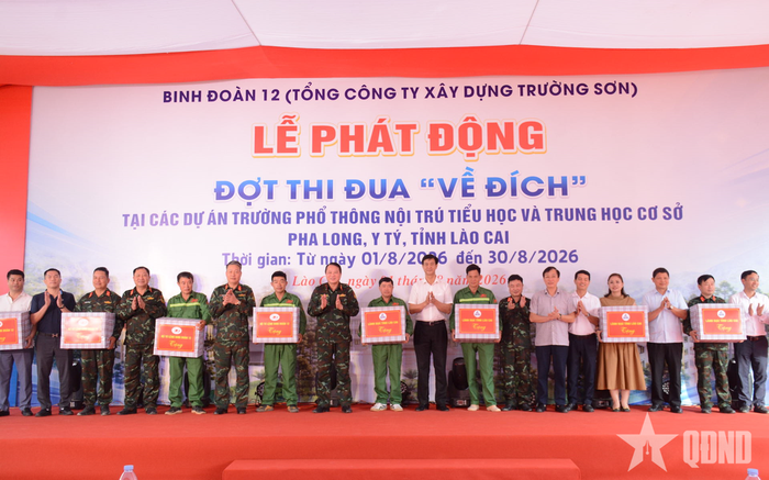 Lãnh đạo tỉnh Lào Cai và Binh đoàn 12 tặng quà các đơn vị, người lao động trên công trường. 