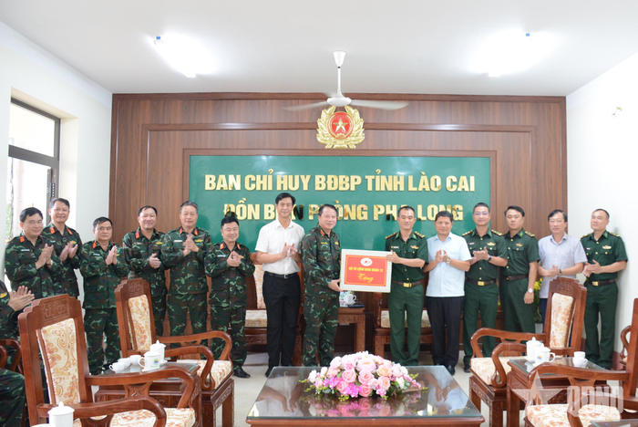  Lãnh đạo Binh đoàn 12 tặng quà Đồn Biên phòng Pha Long.