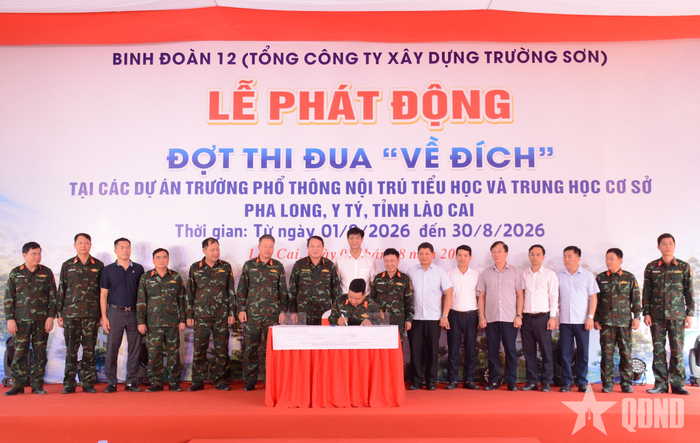 Đại diện các đơn vị ký kết giao ước thi đua. 