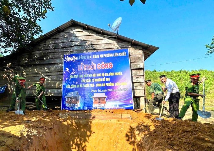 Cán bộ, chiến sĩ Công an phường Liên Chiểu và xã Phước Trà phối hợp khởi công xây nhà mới cho hộ nghèo.