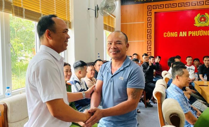 Đại diện Phòng Giao dịch ngân hàng chính sách Quảng Nam và doanh nghiệp trao vốn vay, tiếp nhận lao động tại tọa đàm.