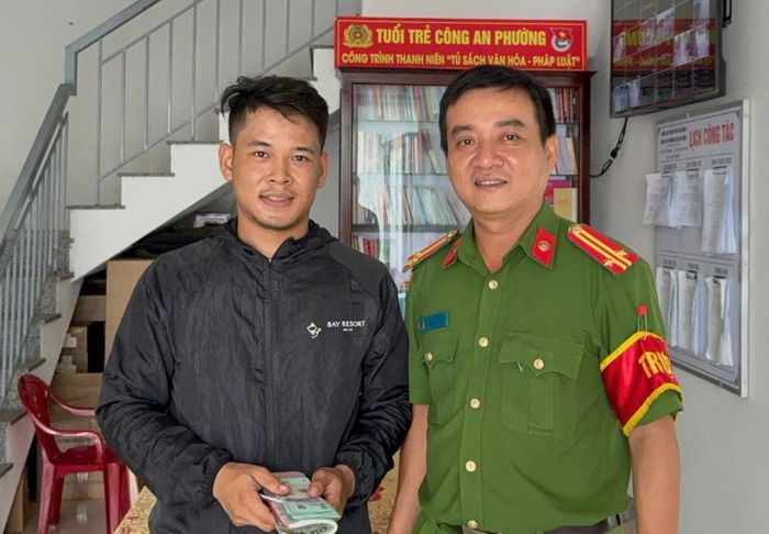 Anh Quí nhận lại số tiền bị đánh rơi.