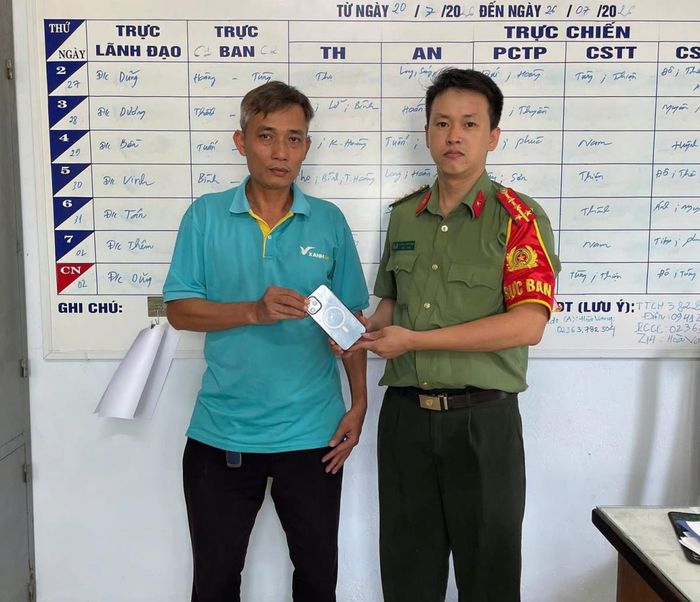 Anh Thạnh giao nộp chiếc điện thoại nhặt được cho Công an xã Hòa Vang.
