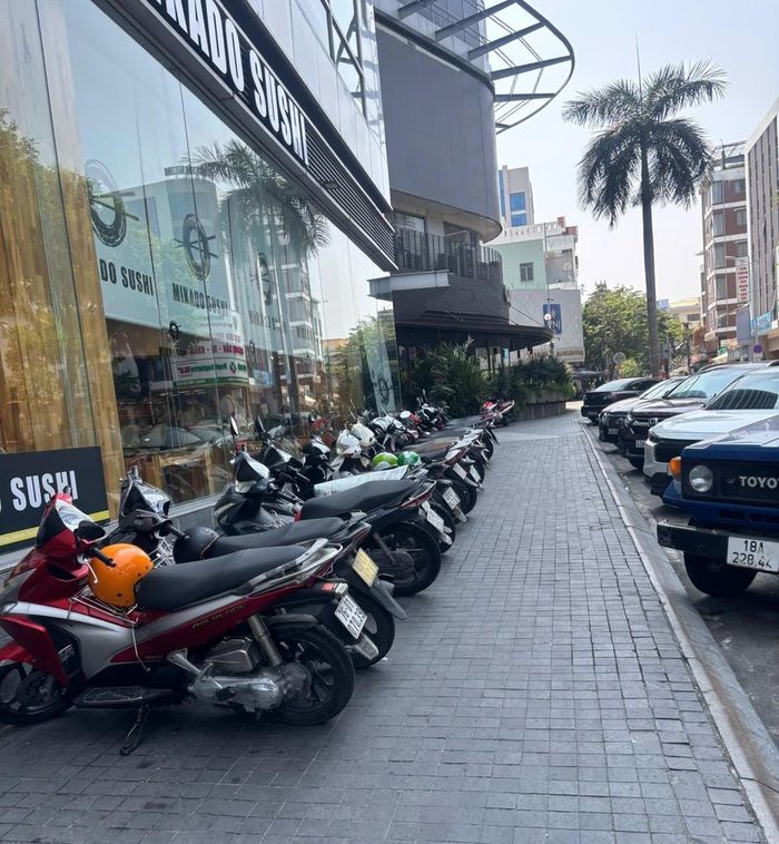 Xe trên tuyến phố Phan Đình Phùng, thành phố Đà Nẵng được sắp xếp gọn gàng. Ảnh: Minh Sơn