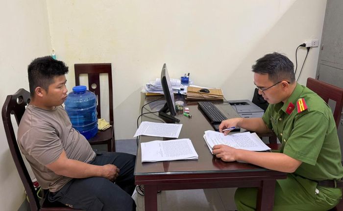 Cơ quan Công an lấy lời khai đối tượng trộm cắp xe máy.