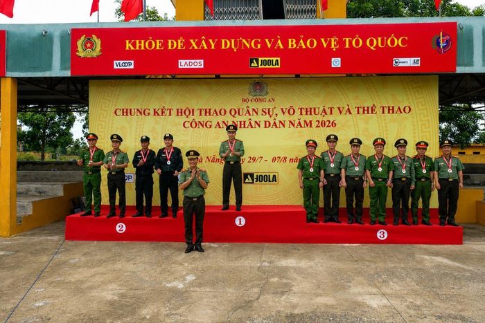 BTC trao giải thưởng cho các đồng chí đạt giải ở bài 1.