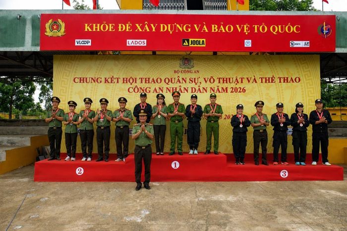 BTC trao giải cho các đội đạt giải ở bài 8