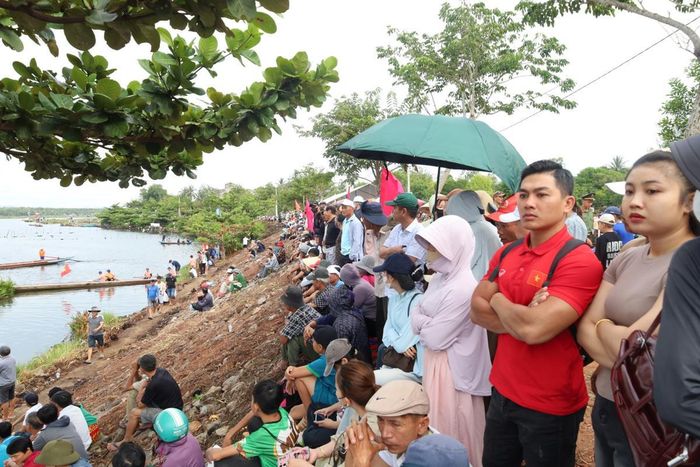 Đông đảo cổ động viên đến xem giải đua thuyền.