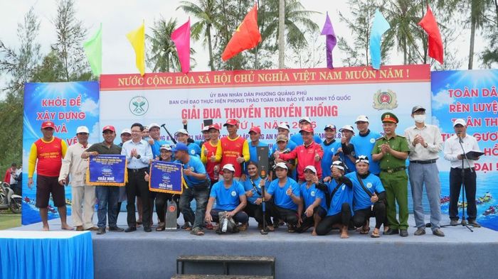 Ban tổ chức trao giải cho các đội có thành tích cao.
