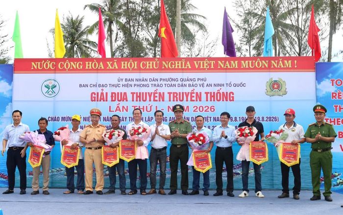 Ban tổ chức trao cờ lưu niệm cho các đội tham gia giải.
