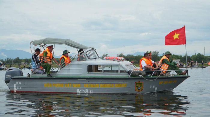 Lực lượng chức năng tham gia bảo vệ, đảm bảo ANTT cho giải đua.