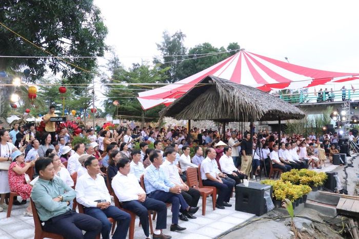 Đại biểu, người dân và du khách tham dự lễ hội