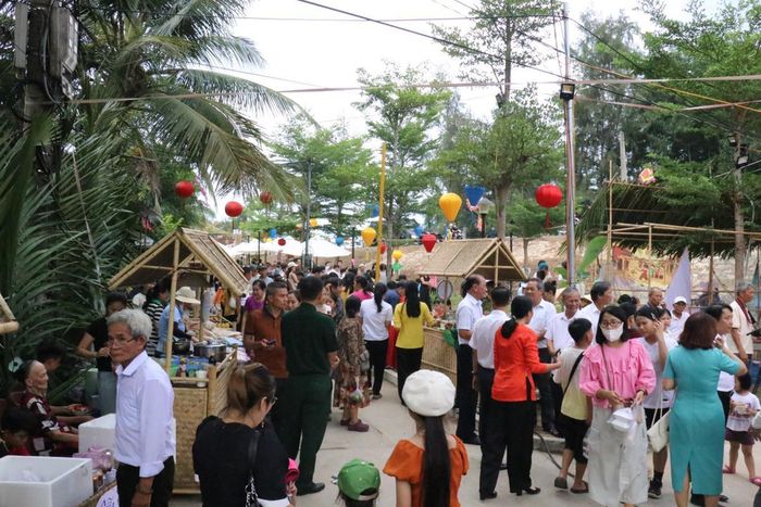 Rất đông người dân và du khách đến với lễ hội