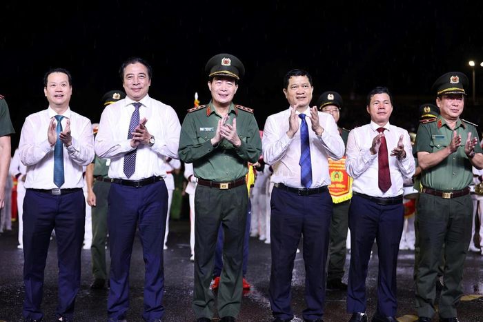 Lãnh đạo Bộ Công an, UBND thành phố và Công an TP Đà Nẵng tặng quà lưu niệm, chào mừng các đội tham dự hội thao