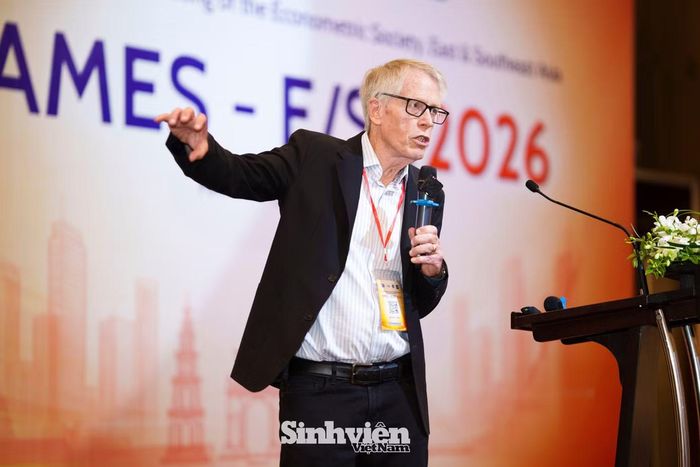 Giáo sư Lars Peter Hansen, nhà khoa học đoạt Giải Nobel Kinh tế năm 2013 chia sẻ tại AMES 2026. (Ảnh: Lê Vượng)