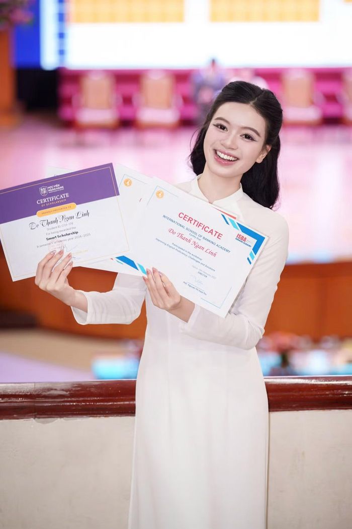 Ngân Linh nhận học bổng nhờ thành tích học tập xuất sắc.
