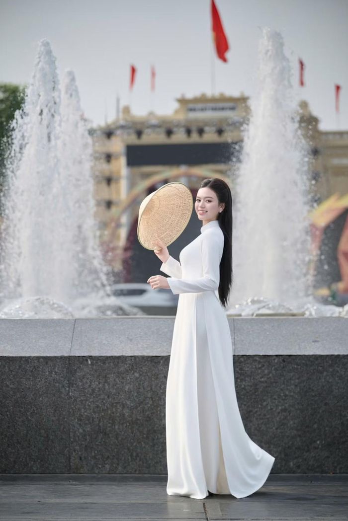 Ngân Linh lan tỏa thông điệp không ngừng hoàn thiện và dám khác biệt để tỏa sáng theo cách riêng.
