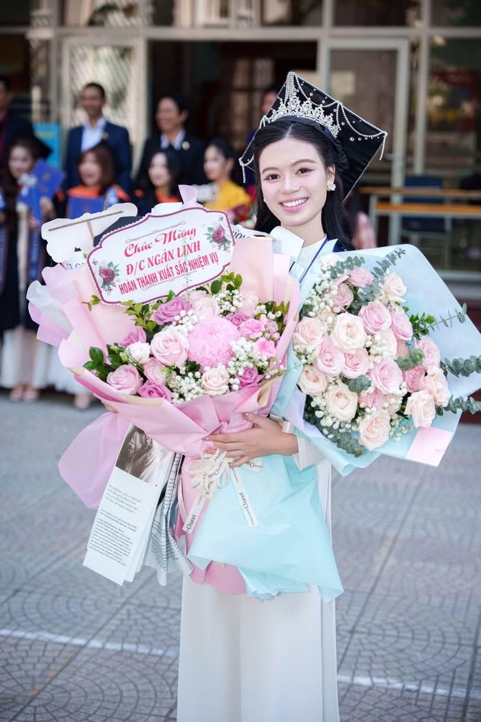 Ngân Linh tốt nghiệp loại Xuất sắc ngành Kinh doanh quốc tế tại Đại học Coventry.