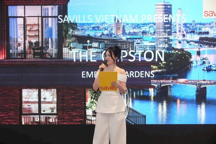 Ngân Linh đảm nhận vai trò MC tại một sự kiện.