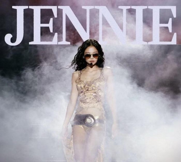 Jennie cũng đã làm nên lịch sử khi trở thành nghệ sĩ solo K-pop đầu tiên là nghệ sĩ chính biểu diễn tại "Lollapalooza Chicago", đánh dấu một cột mốc quan trọng khác trong sự nghiệp toàn cầu của cô. Jennie dự kiến biểu diễn trên sân khấu Bud Light lúc 8h55 ngày 1/8 (giờ địa phương), cùng với dàn nghệ sĩ 'ngôi sao' hàng đầu bao gồm Charli XCX, Lorde và Tate McRae. Màn trình diễn của cô được kỳ vọng là một trong những tiết mục được mong chờ nhất của lễ hội, thu hút người hâm mộ từ khắp nơi trên thế giới.