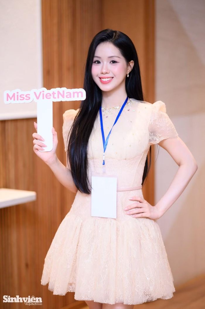 Vũ Thị Khánh Vi hoàn thành chương trình đại học trong 3,5 năm, tốt nghiệp loại Xuất sắc và từng đạt danh hiệu Người đẹp Toàn năng Duyên dáng Ngoại thương 2023.