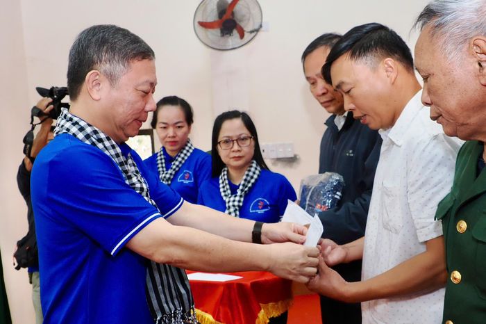 Trưởng Ban Tuyên giáo và Dân vận Thành ủy TPHCM Dương Anh Đức trao quà chăm lo gia đình chính sách, người dân khó khăn tại tỉnh Thái Nguyên. Ảnh: HOÀNG HÙNG